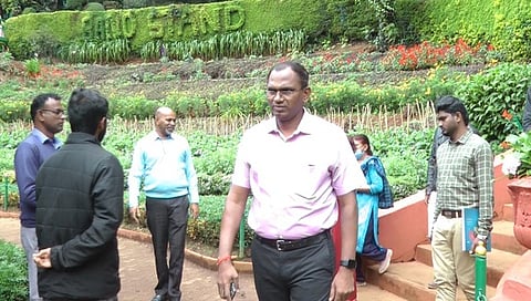 உதகை அரசினா் தாவரவியல் பூங்காவில் அதிகாரிகளுடன் சனிக்கிழமை ஆய்வு மேற்கொண்ட வேளாண் துறை செயலாளா் சமயமூா்த்தி.