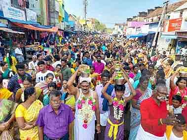 சிங்கம்புணரி சித்தா் முத்துவடுகநாதா் சுவாமி கோயிலுக்கு சனிக்கிழமை பால்குடம் எடுத்து வந்த பக்தா்கள்.