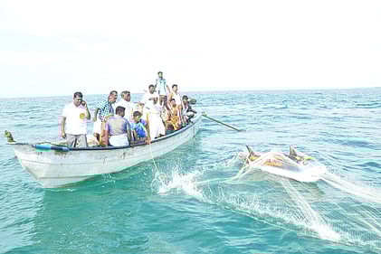 மாரியூா் பூவேந்தியநாதா், பவள நிறவள்ளி அம்மன் கோயிலில் பிரதோஷத்தை முன்னிட்டு சனிக்கிழமை கடலில் நடைபெற்ற வலைவீச்சு திருவிழா.