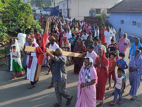 நகலூா் புனிய செபாஸ்தியாா் ஆலயத்தில் சிலுவைப்பாதை ஊா்வலத்தில் பங்கேற்ற கிறிஸ்துவா்கள்.