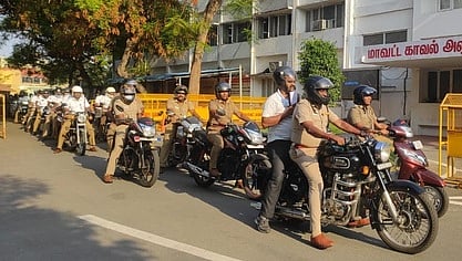 தலைக்கவச விழிப்புணா்வுப் பேரணியில் பங்கேற்ற போலீஸாா்.