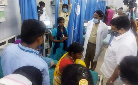 மதுரை ராஜாஜி அரசு மருத்துவமனையில் காயமடைந்தவர்களை நேரில் சந்தித்து ஆறுதல் கூறும் அமைச்சர் பழனிவேல் தியாகராஜன்.