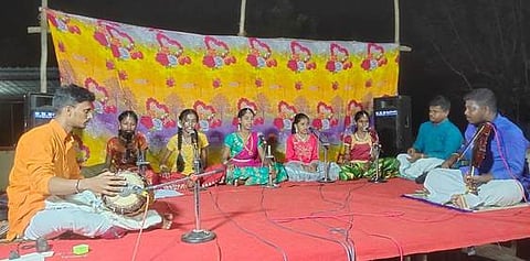 சோழம்பேட்டை ஸ்ரீஅங்காள பரமேஸ்வரி கோயிலில் அம்மனுக்கு இசை அஞ்சலி செலுத்திய மாணவ, மாணவிகள்.