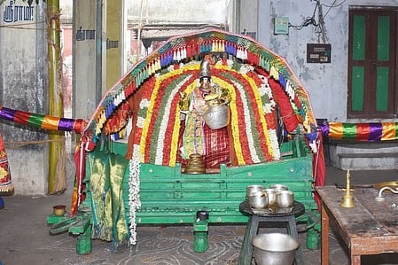 வெண்ணைத்தாழி பல்லக்கில் எழுந்தருளி நவநீத சேவையாக பக்தா்களுக்கு அருள்பாலித்த சந்தானராமா்.