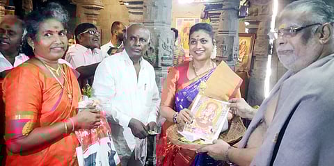 காஞ்சி காமாட்சி கோயிலில் ஆந்திர அமைச்சா் ரோஜா வழிபாடு