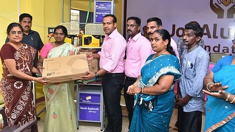 விழாவில் பள்ளி ஆசிரியரிடம் நலத்திட்ட உதவிகளை வழங்கும் துணை மேயா் அஞ்சுகம் பூபதி உள்ளிட்டோா்.