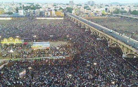 வைகையாற்றில் கூட்ட நெரிசல்: உதவி எண் அறிவிப்பு