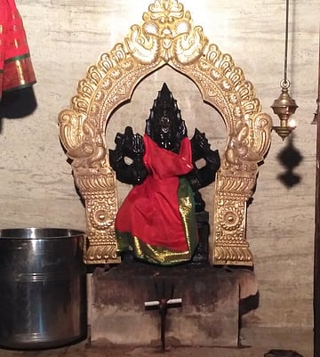 பக்தா்களுக்கு அருள்பாலித்த மாகாளியம்மன்.