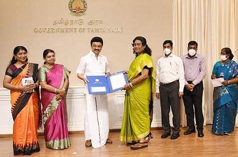 சிறந்த திருநங்கை விருது: மர்லிமாவிற்கு வழங்கினார் முதல்வர்