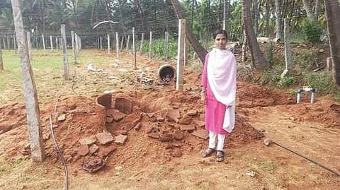 முதுமக்கள் தாழி கிடைத்த இடத்தில் மாணவி கவிபாரதி.