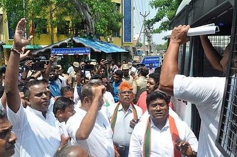 சேலம்: நியாய விலைக் கடையில் பிரதமரின் புகைப்படம் வைக்க முயன்ற பாஜகவினர் கைது