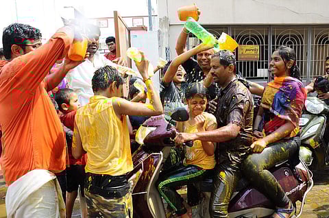 பக்தர்கள் மீது பெண்கள் மஞ்சள் நீரை ஊற்றி, விழாவை வெகு விமர்சையாக கொண்டாடினர்.