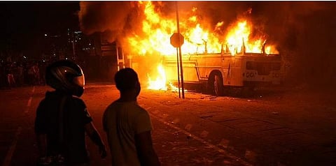 அதிபர் கோத்தபய ராஜபட்சவின்  இல்லத்தின் அருகே நடைபெற்ற போராட்டத்தின் போது எரிக்கப்பட்ட பேருந்து