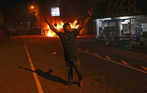 பேருந்திற்கு தீ வைத்த போராட்டக்காரர்கள்