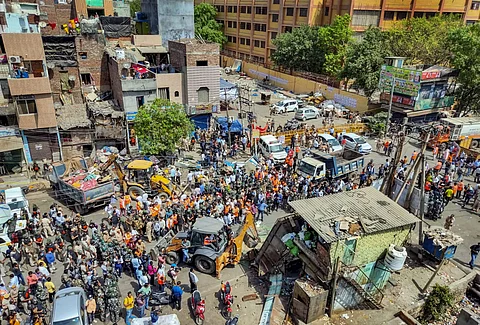 ஜஹாங்கீா்புரியில் ஆக்கிரமிப்புகளை அகற்றும் அதிகாரிகள்