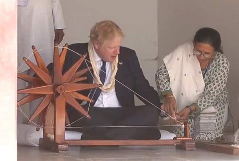 ராட்டை சுற்றும் பிரிட்டன் பிரதமர் போரிஸ் ஜான்சன்