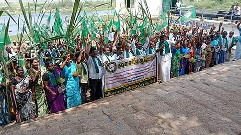 மோகனூர் காவிரி ஆற்றில் இறங்கி தடுப்பணை திட்டத்தை நிறைவேற்ற கோரி போராட்டத்தில் ஈடுபட்ட விவசாயிகள்.