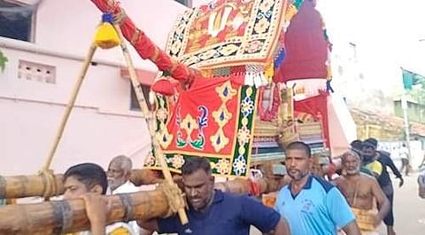 மானாமதுரை சித்திரைத் திருவிழாவில் பல்லக்கில் அப்பன் பெருமாள் கோயிலுக்கு புறப்பாடாகி வந்த வீர அழகர்.