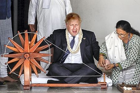 குஜராத் மாநிலம், அகமதாபாதில் உள்ள சபா்மதி ஆசிரமத்தில் வியாழக்கிழமை ராட்டையை சுழற்றிப் பாா்த்த பிரிட்டன் பிரதமா் போரிஸ் ஜான்சன்.