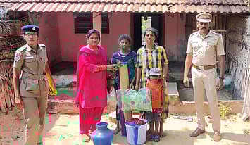 இலங்கையிலிருந்து தனுஷ்கோடிக்கு வந்த 3 பேருக்கு புதன்கிழமை வீட்டு உபயோகப் பொருள்களை வழங்கிய மண்டபம் கேம்ப் இலங்கை தமிழா்கள் மறுவாழ்வு முகாம் தனித் துணை ஆட்சியா் சிவக்குமாரி.