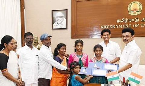 தேனி இரட்டையர் மாணவியரை பாராட்டி ரூ.1 லட்சம் வழங்கிய முதல்வர்