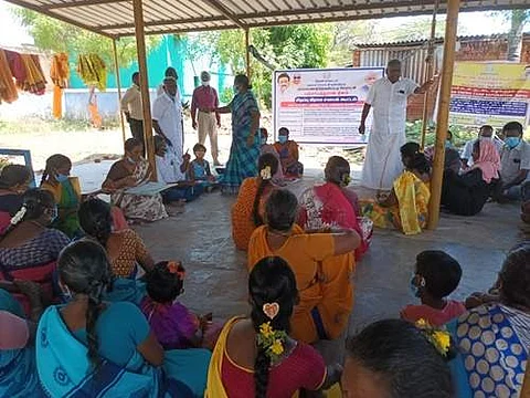 நாராயணத்தேவன் பட்டி ஊராட்சியில் நடைபெற்ற கிராமசபை கூட்டத்தில் வாக்குவாதத்தில் ஈடுபட்ட மக்கள்.