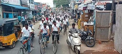கம்பத்தில் மத்திய, மாநில அரசுகள் படித்த இளைஞர்களுக்கு வேலை வாய்ப்புகளை வழங்கக் கோரி நடைபெற்ற வாலிபர் சங்கம் சார்பில் சைக்கிள் பேரணி.