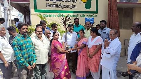 15 ஆவது வார்டு மக்களிடம் மரக்கன்று வழங்கும் துறையூர் நகர்மன்ற தலைவர் செல்வராணி.உடன் துணைத் தலைவர் நா முரளி, 15 ஆவது வார்டு உறுப்பினர் புவனேஸ்வரி.