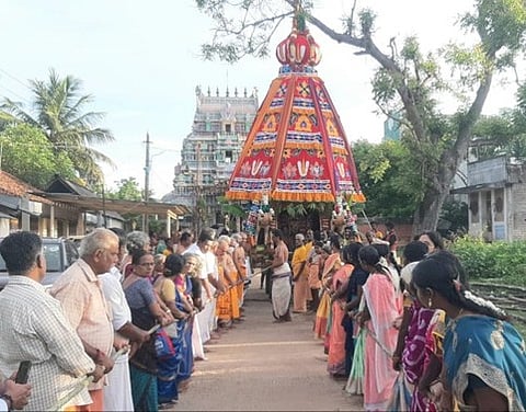 கீழையூா் ரங்கநாத பெருமாள் கோயில் தேரோட்ட விழாவில் பங்கேற்ற பக்தா்கள்.