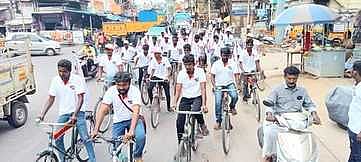 கம்பத்தில் சனிக்கிழமை தொடங்கிய சைக்கிள் பேரணியில் பங்கேற்ற இந்திய ஜனநாயக வாலிபா் சங்கத்தினா்.