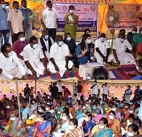 திருவாரூா் அருகே புலிவலம் அரசு மேல்நிலைப் பள்ளியில் நடைபெற்ற கிராம சபைக் கூட்டத்தில் பேசுகிறாா் மாவட்ட ஆட்சியா் ப. காயத்ரி கிருஷ்ணன்.