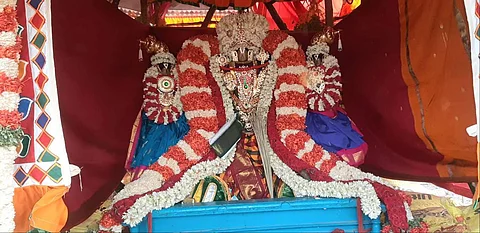 அலங்கரிக்கப்பட்ட தேரில் எழுந்தருளிய ஸ்ரீ ரங்கநாயகி சமேத ஸ்ரீ ரங்கநாத பெருமாள்.