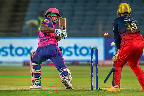 ஹசரங்கா பந்தில் போல்டான சாம்சன்