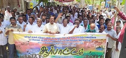 தச்சூர் முதல் சித்தூர் வரை செல்லும் தேசிய நெடுஞ்சாலை: விவசாயிகள் சங்கத்தினர் ஆர்ப்பாட்டம்