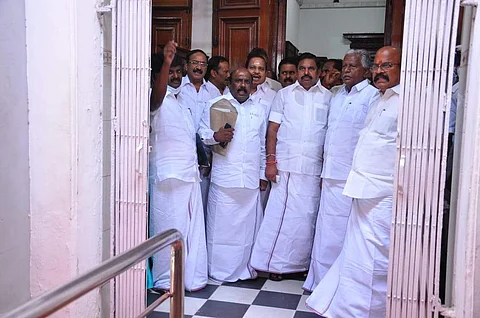 பேரவையிலிருந்து வெளியேறும் அதிமுகவினர்.