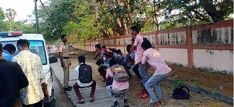 ஆவடியில் மாநகரப் பேருந்து படிக்கட்டில் பயணம் செய்த மாணவா்களை தோப்புக்கரணம் போடச்செய்து எச்சரித்து அனுப்பிய காவல் துறையினா்.