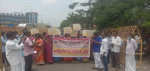 திருப்பூர் ஆட்சியர் அலுவலகம் முன்பாக கைத்தறி நெசவாளர்கள் ஆர்ப்பாட்டம்