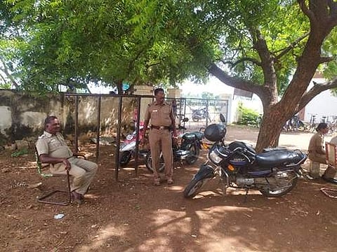 பள்ளிக்கு முன்பாக பாதுகாப்பு  பணியில் ஈடுபட்டுள்ள எரியோடு போலீஸார்.