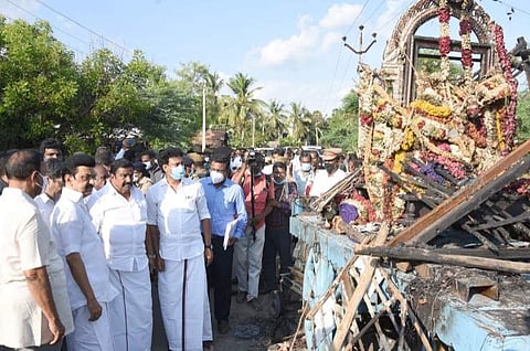 தஞ்சாவூர் அருகே மின் விபத்துக்குள்ளான தேரை பார்வையிட்ட முதல்வர் மு.க.ஸ்டாலின், அமைச்சர்கள் கே.என்.நேரு, அன்பில் மகேஷ் பொய்யாமொழி, மக்களவை உறுப்பினர் டி.ஆர்.பாலு உள்ளிட்டோர்.