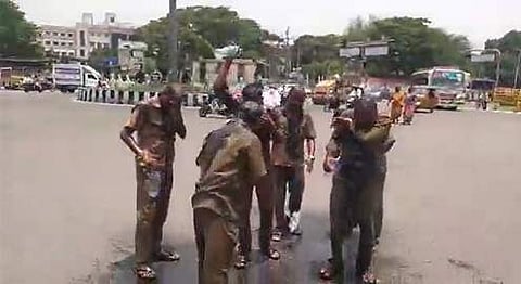 சேலம்   மாவட்ட ஆட்சியர் அலுவலகம் முன்பு ஆட்டோ ஓட்டுநர்கள் 6 பேர் தீக்குளிக்க முயற்சி