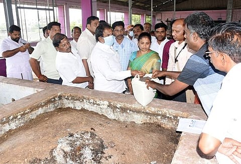 திருச்சி மாநகராட்சி குழுமிகரை நுண்உரம் செயலாக்கம் மையத்தில் சனிக்கிழமை ஆய்வுச் செய்கிறாா் மேயா் மு. அன்பழகன். உடன், ஆணையா் முஜிபுா் ரகுமான், துணை மேயா் ஜி. திவ்யா