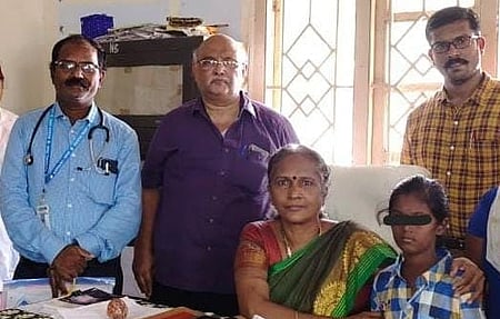 பாம்பு கடித்த 8 வயது சிறுமியை காப்பாற்றிய மருத்துவா்களுடன் திருச்சி அரசு மருத்துவக் கல்லூரி முதல்வா் கே. வனிதா.