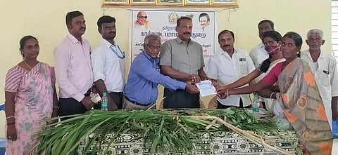 முகாமில் பங்கேற்றோருக்கு ஆடு வளா்ப்போா், தொழில்முனைவோருக்கான பயிற்சி கையேட்டை வழங்கிய கல்நடைத் துறை மண்டல இணை இயக்குநா் சோமசுந்தரம்.