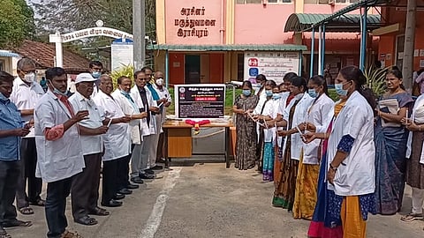 ராசிபுரம் அரசு மருத்துவமனை முன்பாக தற்கொலை செய்து கொண்ட மருத்துவா் அா்ச்சனா சா்மாவுக்கு மெழுகுவா்த்தி ஏந்தி அஞ்சலி செலுத்திய மருத்துவா்கள்.