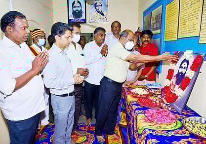 சுதந்திரப் போராட்டத் தியாகி வ.வே.சு அய்யா் நினைவில்லத்தில் சனிக்கிழமை அவரது திருவுருவப்படத்துக்கு மலா்தூவி மரியாதை செய்கிறாா் மாவட்ட ஆட்சியா் சு. சிவராசு. உடன், வருவாய் கோட்டாட்சியா் கோ. தவச்செல்வம்,