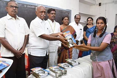 மாணவிகளுக்கு பரிசுப் புத்தகங்களை வழங்கும் மருத்துவா் ச. ராம்தாஸ்.