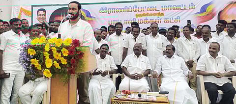 வாலாஜாபேட்டையில்  நடைபெற்ற  பொதுக் குழுக்  கூட்டத்தில்  பேசிய பாமக  இளைஞரணித்  தலைவா் அன்புமணி  ராமதாஸ்