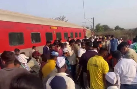 மகாராஷ்டிரத்தில் எக்ஸ்பிரஸ் ரயிலின் 11 பெட்டிகள் தடம்புரண்டன