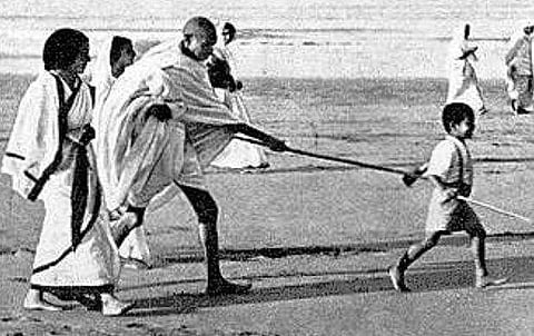 உப்பென்றும் சீனியென்றும் செப்பித் திரிவாரடீ...