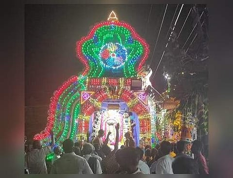 தஞ்சை அருகே தேர்த் திருவிழாவில் மின்சாரம் தாக்கி பெரும் விபத்து நேரிட்டது.